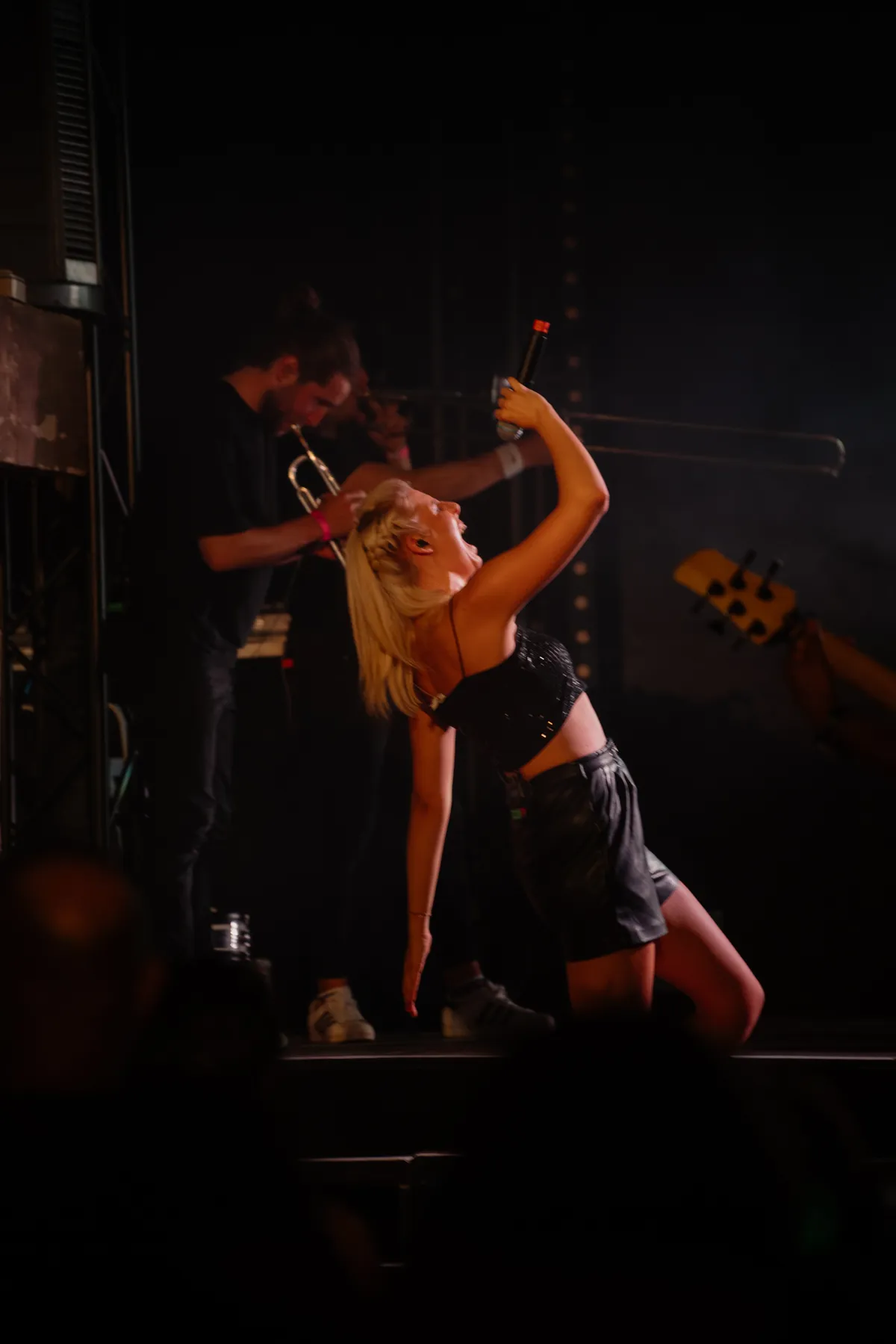Sommerfest mit Musik4Friends: Fröhliche Gäste, Live-Musik und festliche Atmosphäre.